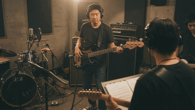 스튜디오에서 녹음중인 락 밴드