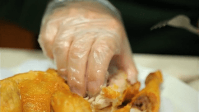 소금에 찍어 먹는 손으로 뜯은 후라이드 통닭