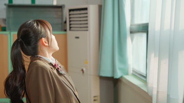 교실 창밖을 바라보는 학생