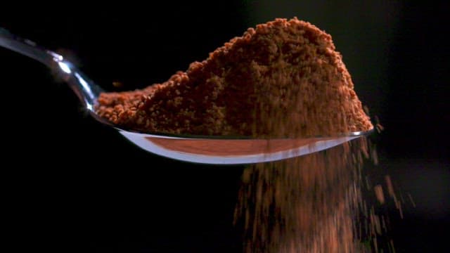 숟가락에서 떨어지는 부드러운 초콜릿 가루