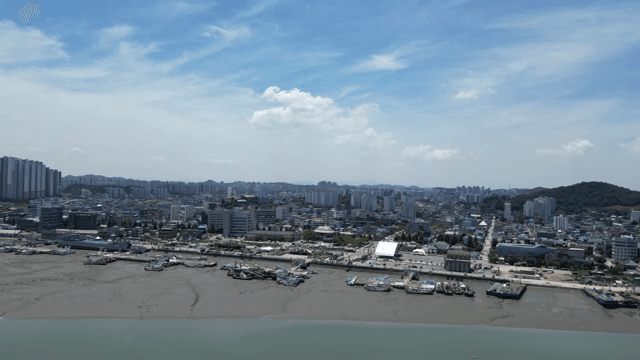 맑은 하늘 아래 해안 도시