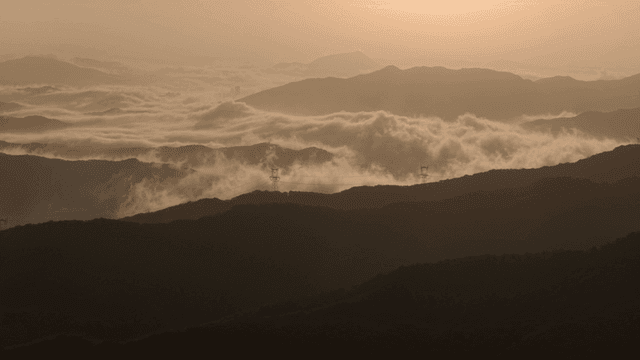 새벽에 구름과 산