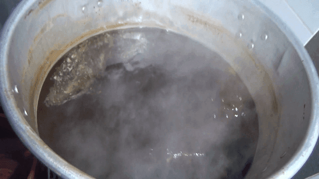 스토브 위에서 끓고 있는 큰 냄비