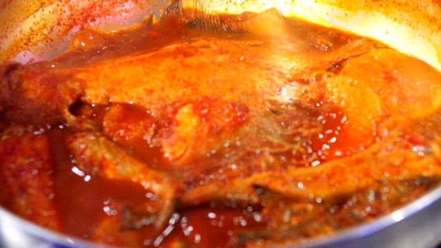 냄비에서 졸이고 있는 각종 생선이 들어있는 생선찜