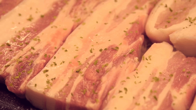 허브가 뿌려진 신선한 삼겹살