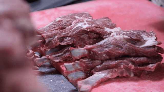 빨간 도마 위의 생양갈비