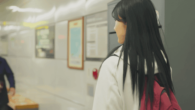 지하철에서 내리는 배낭을 멘 젊은 여성