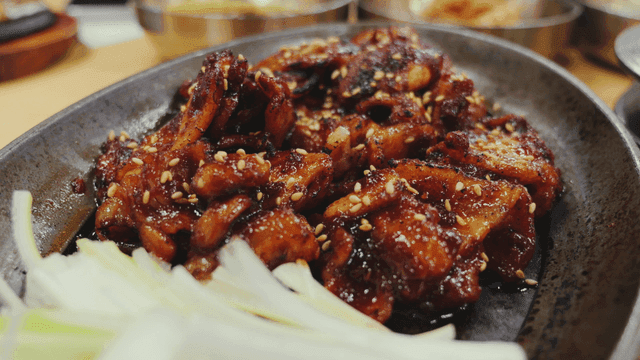 Grilled spicy chicken with sesame seeds