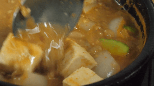 냄비에서 끓고 있는 된장찌개