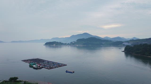 산이 있는 고요한 해안 풍경