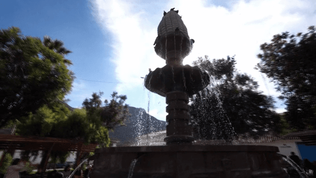 중앙 분수가 있는 활기찬 도시 공원