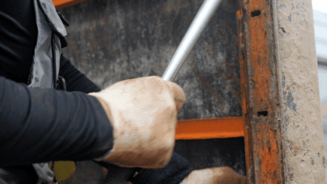 건설 현장에서 헬멧을 쓴 작업자