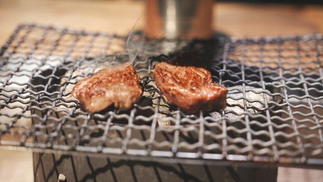 화로 그릴에서 지글거리는 고기