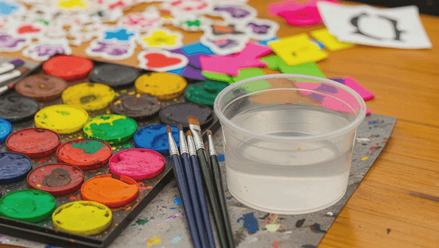 다채로운 물감 팔레트와 붓