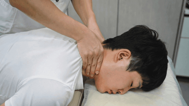 Man getting neck massage