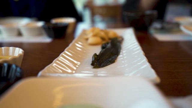 여러 밑반찬이 준비된 한상차림