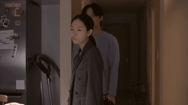 어두운 복도에서 대화하는 커플