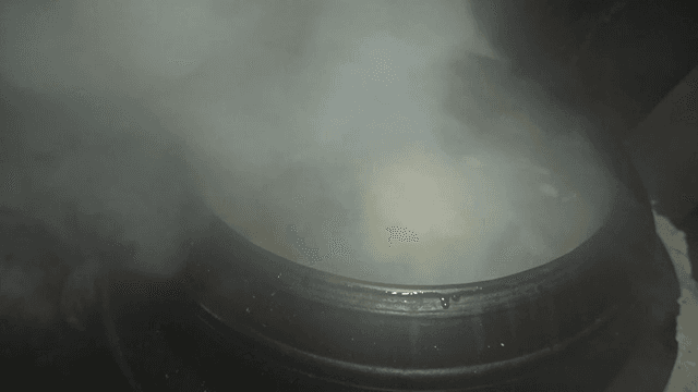 가마솥에서 끓고있는 백숙