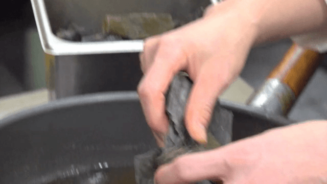 주방에서 다시마 육수 준비하기