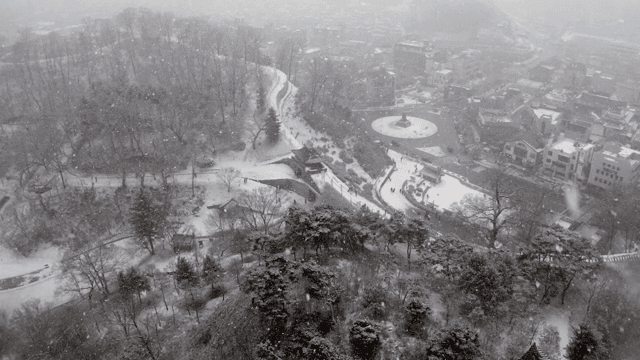 정자가 있는 눈 덮인 전통 성곽 풍경