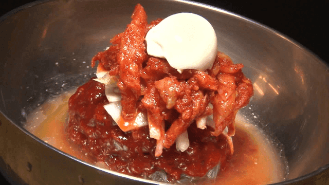 계란이 올라간 한국식 매운 냉면