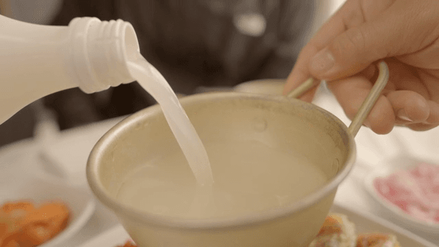 전통 그릇에 막걸리 따르기