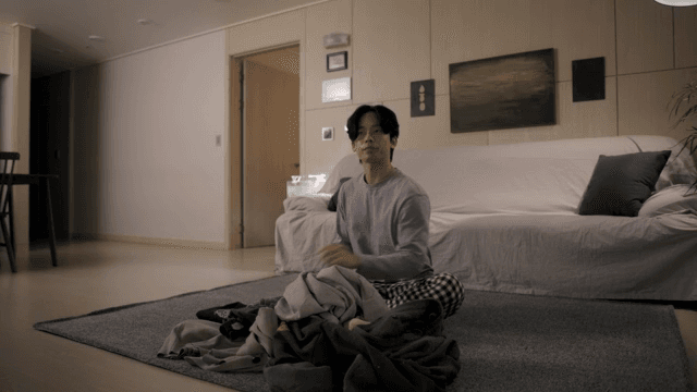 아늑한 거실에서 빨래를 개는 남자