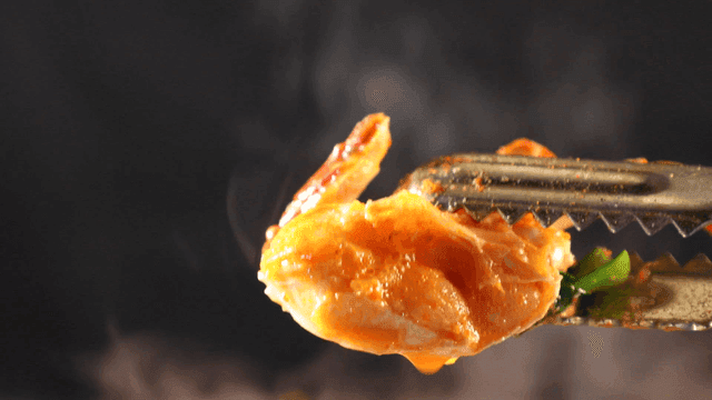 Crab stew grilled with tongs