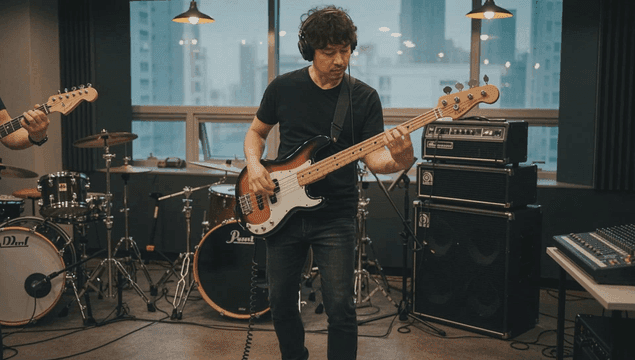 스튜디오에서 베이스 기타를 연주하는 음악가