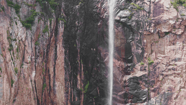 바위 절벽을 따라 떨어지는 높은 폭포