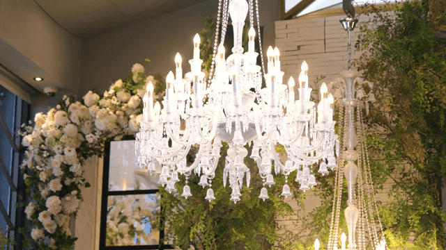 꽃 장식이 있는 우아한 샹들리에