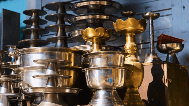 쌓여 있는 제사용 금속 그릇