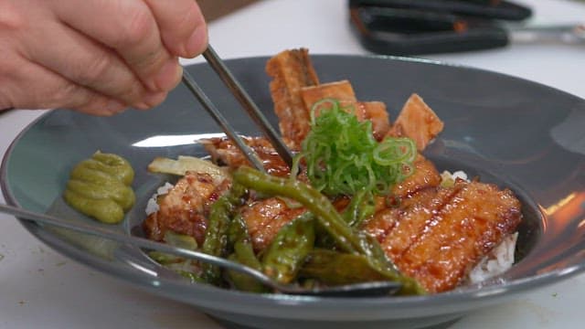 Bowl of grilled hairtail rice with green onions