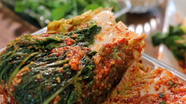 매운 고추 양념이 잘 밴 신선한 김치