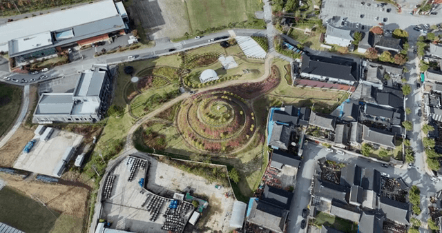 기와 지붕이 있는 전통 한국 마을