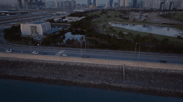 해질녘 도시 스카이라인과 해안 도로