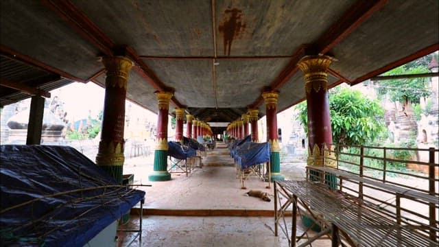 평온한 불교 사원과 불상 및 탑