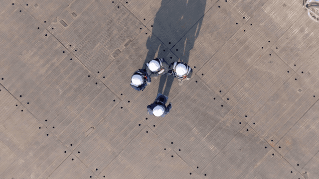 건설 현장에서 토론하는 작업자들