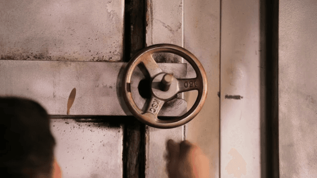 실내에서 금속 밸브를 조작하는 사람