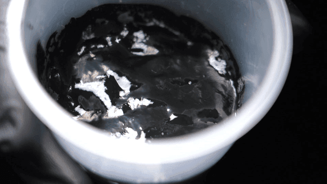 용기에 담긴 검은 먹물