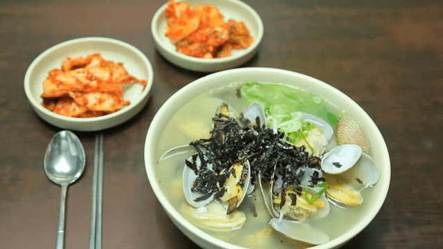 테이블 위의 바지락 칼국수와 김치