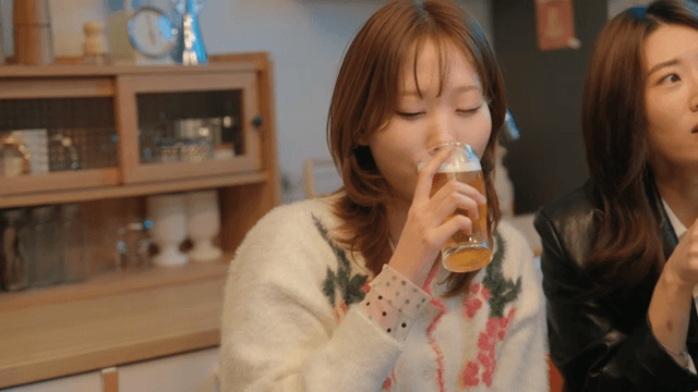 함께 맥주를 마시며 대화를 나누는 친구들