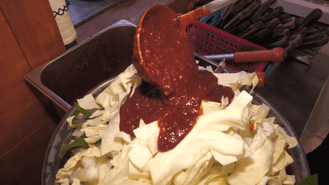 양배추와 양념이 부어진 닭갈비 접시