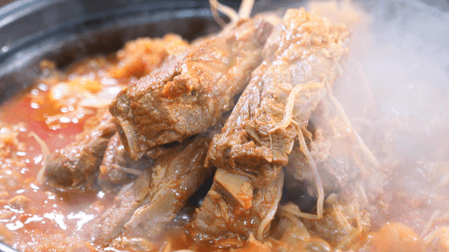 Boiling spicy braised pork ribs