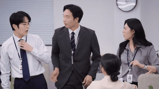 사무실에서 격렬하게 싸우는 두 직원들