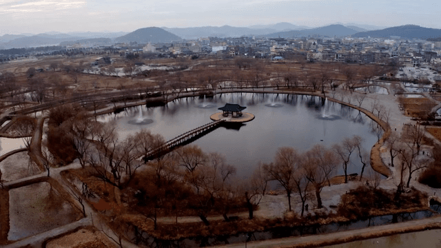 전통 정자가 있는 고요한 공원