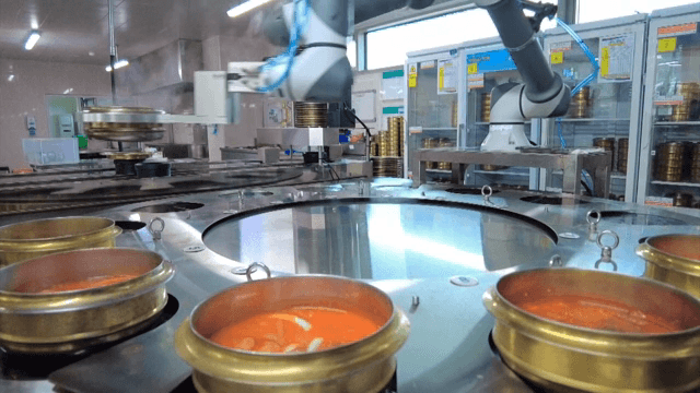 Automated kitchen with robotic arms
