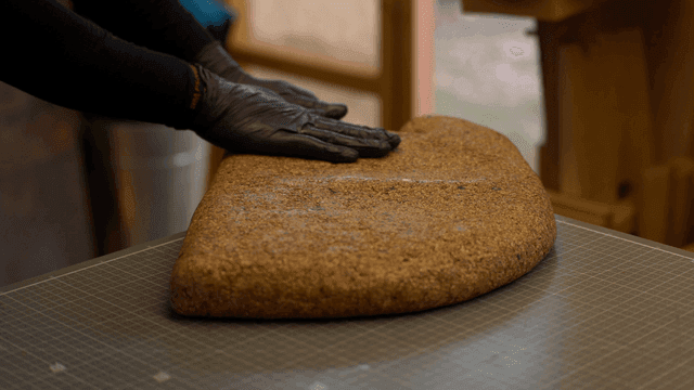 코르크 조각품 마감 용액을 넓게 펴 바르는 장인