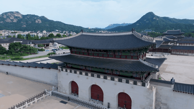산을 배경으로 한 한국 전통 궁궐