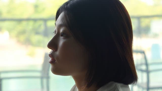 카페에서 음료를 마시며 휴식을 취하는 여성